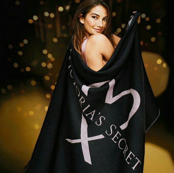 Victorias Secret Other - 🎉!!!FLASH SALE!!!🎉 Victorias Secret Cozy Blanket